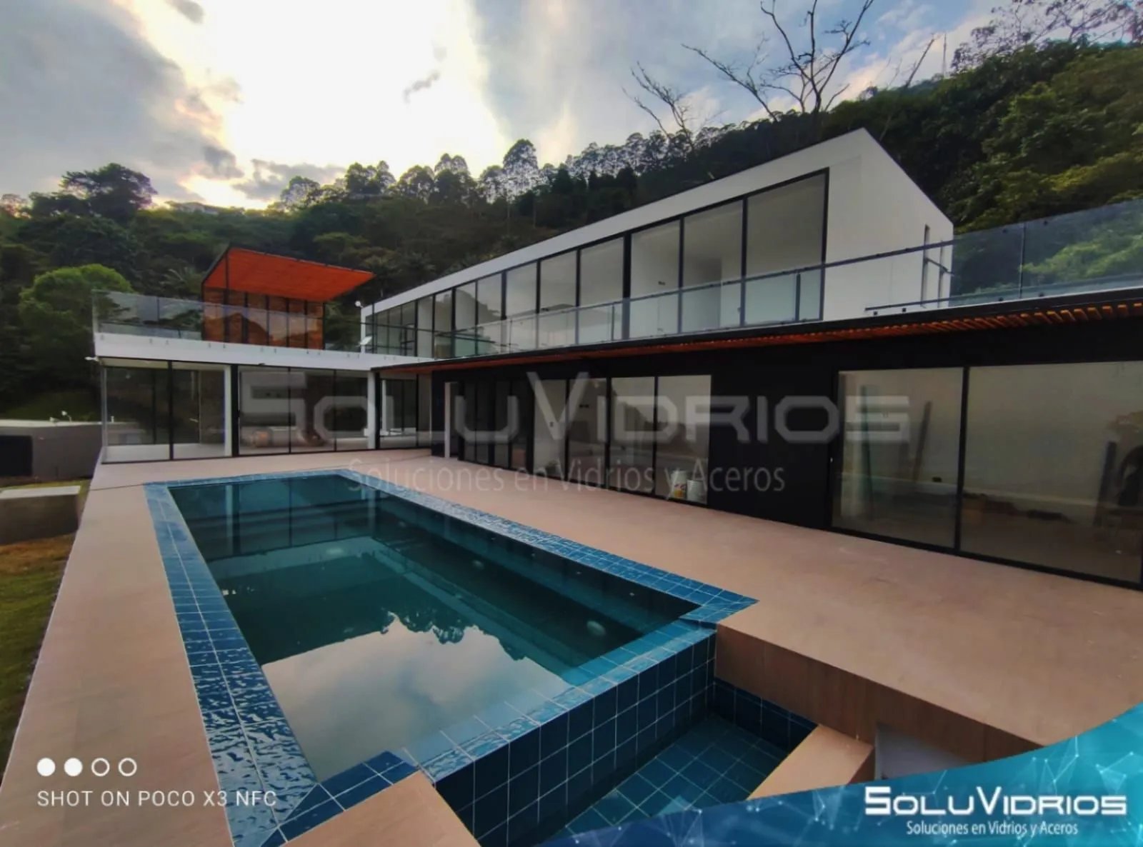 Fachada y cerramientos en vidrio instalados por Soluvidrios